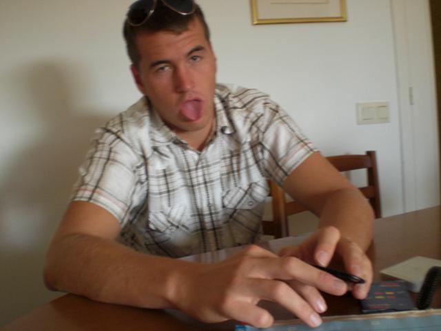 Speckfress streckt die Zunge raus